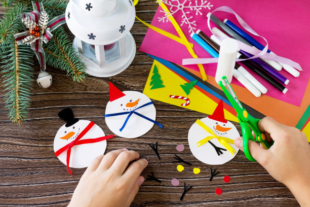 孩子剪出详细的圣诞雪人快乐礼物。手工制作的。儿童创意项目，手工艺品，儿童工艺品。图片下载