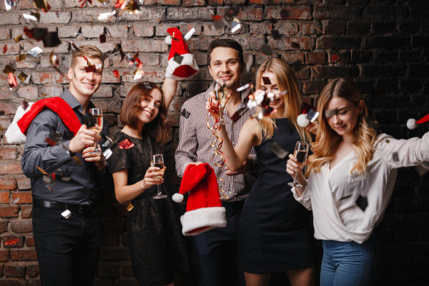 朋友们庆祝，跳舞，喝香槟图片下载