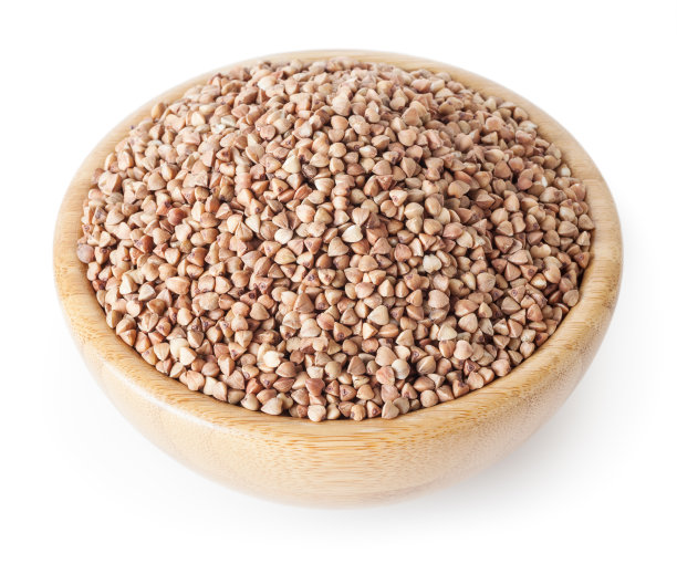 烤荞麦谷物在木碗孤立在白色背景与修剪路径图片下载