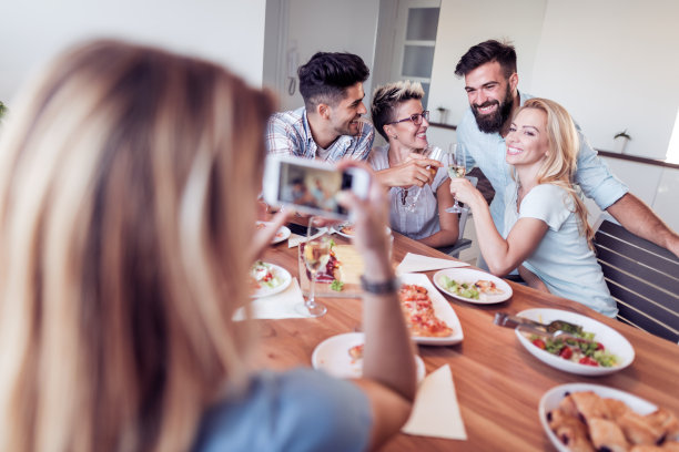 一群朋友在家里一起享受时光图片下载