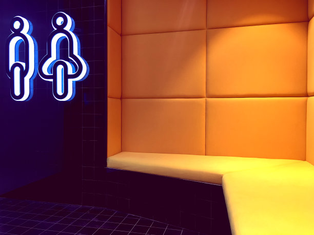 室内和装饰概念从现代黑色卫生间和象征米色大皮沙发图片下载