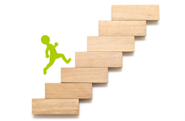 木块堆叠为阶梯，经营理念为成长成功的过程。图表是成功之道图片下载