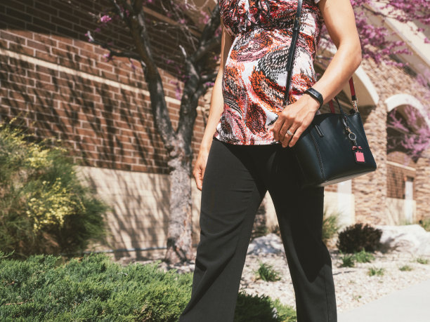 使用健身追踪器的活跃女性图片下载