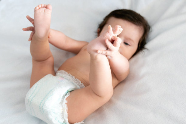 婴儿躺在沙发上图片下载