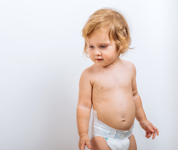 15个月大的婴儿穿着尿布的照片图片下载