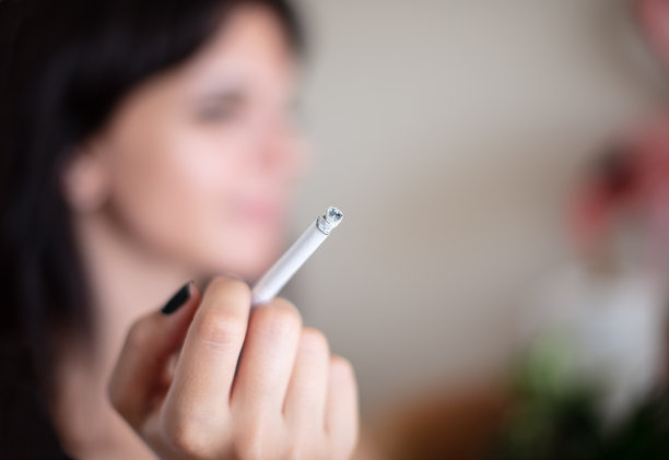 在家里或办公室抽烟的女人图片下载