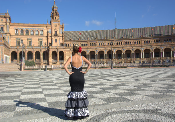 西班牙塞维利亚西班牙广场上的美女图片下载