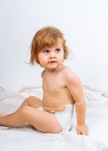 15个月大的婴儿穿着尿布的照片图片下载