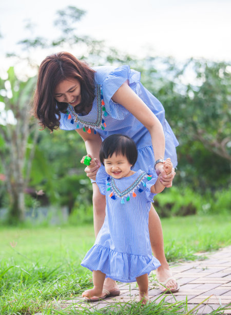 快乐的亚洲妈妈和可爱的小女孩一起走图片下载