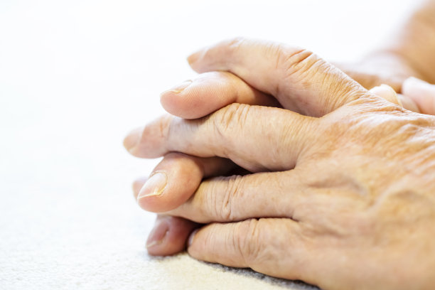 年长者或老人的照片，皱纹的手。图片下载