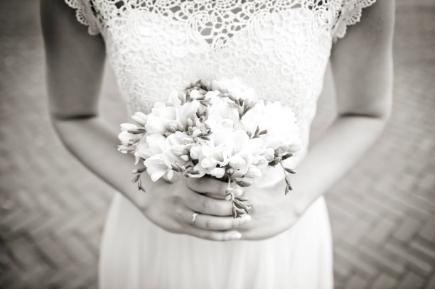 站在户外时新娘手捧花束的腹部图片下载