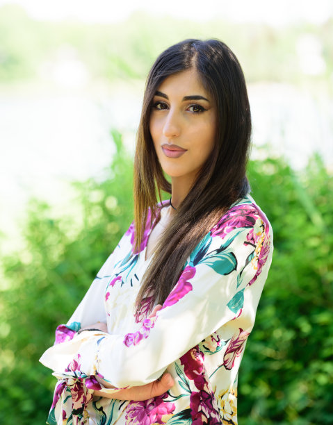 一个年轻的俄罗斯女人，在公园的户外画像图片下载