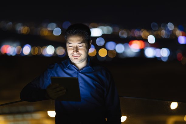 晚上使用平板电脑的商人图片下载