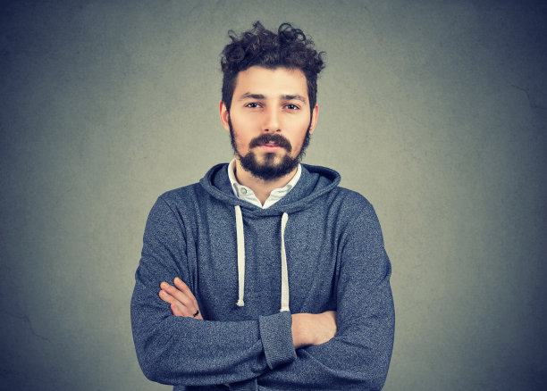 年轻的潮人胡子男人感到自信图片下载