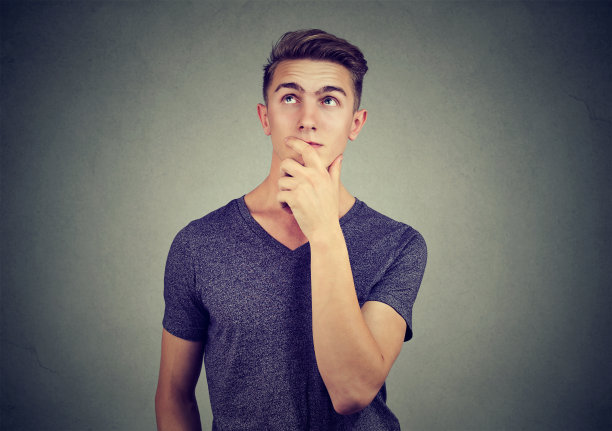 深思熟虑的年轻人仰望着未来的计划图片下载