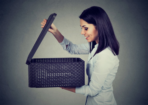 兴奋的女人惊喜地打开了一个盒子图片下载