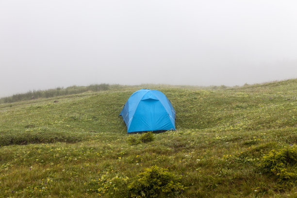 雾中的蓝色帐篷图片下载