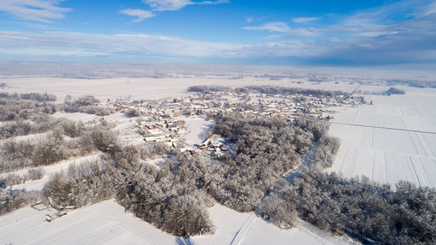 冬天的伊扎科夫奇村，普雷克穆耶，斯洛文尼亚图片下载