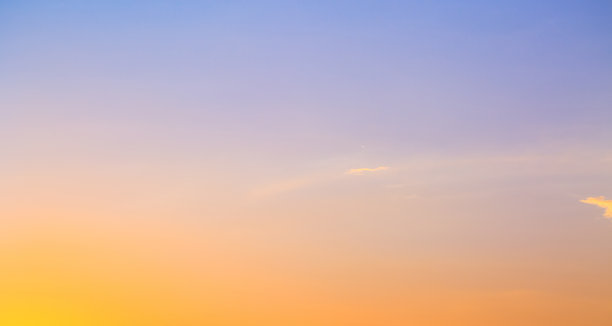 傍晚天空的明亮色彩图片下载