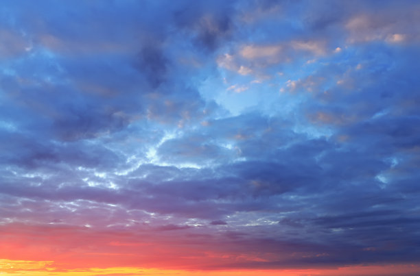 傍晚天空的明亮色彩图片下载