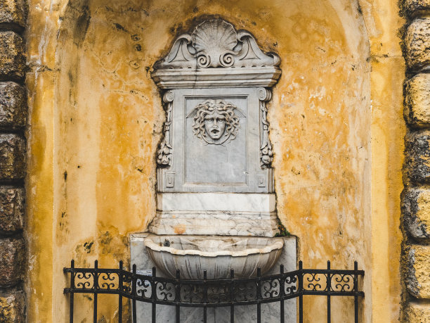 美丽的喷泉在古城的历史部分图片下载