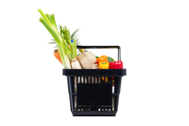 装满杂货和蔬菜的黑色塑料购物篮图片下载