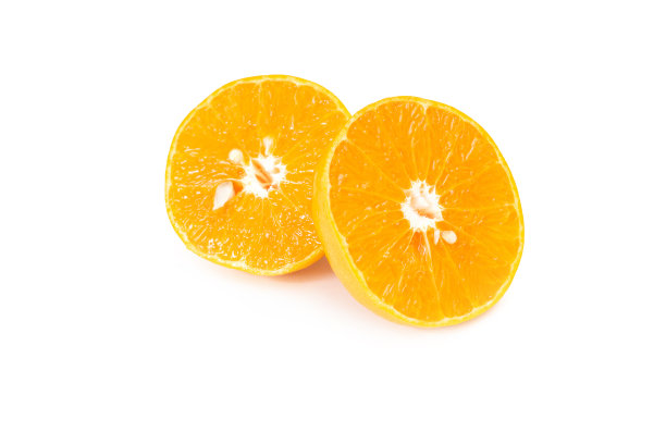 在白色背景上有薄片的桔子图片下载