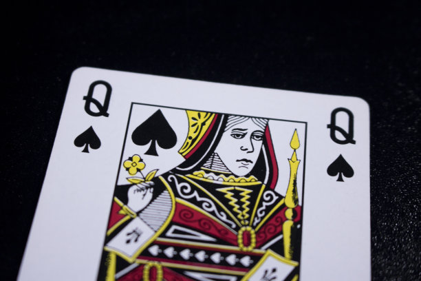 暗背景上的皇后牌图片下载