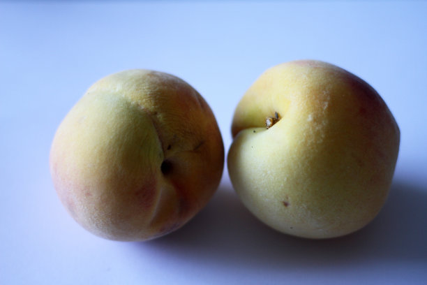 两个美味的桃子图片下载