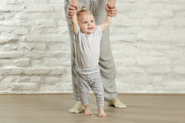 妈妈教宝宝走路，室内偷拍照片图片下载