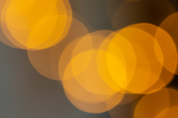 模糊的紫色闪烁古董闪烁的圣诞灯LED灯泡运动，大散景灯的特写可循环的背景，散焦或抽象霓虹灯。图片下载