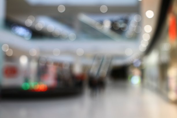 散景商城模糊的背景。大超市的内部在晚上模糊不清。图片下载