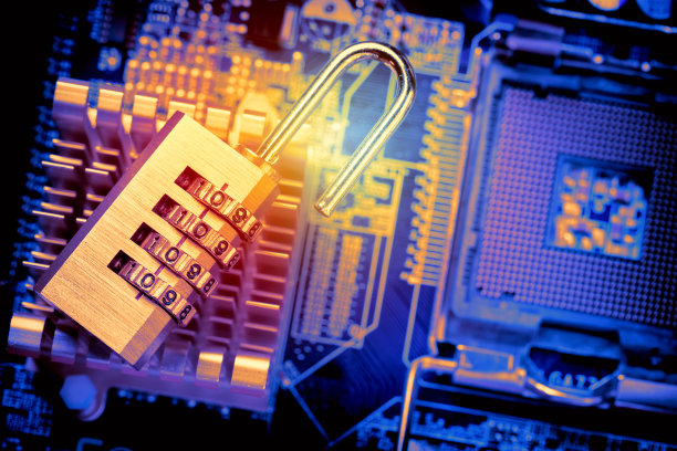 电脑主板上被打开的挂锁。互联网数据隐私信息安全概念。蓝色的图片图片下载