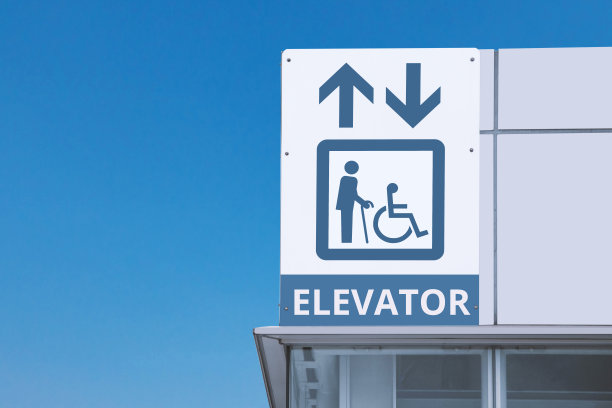 在地铁站的残疾人电梯内设置有老人和残疾人上下箭头标志图片下载