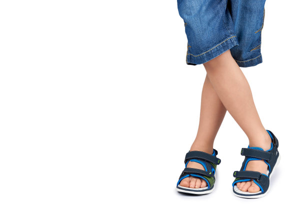儿童皮凉鞋腿孤立在一个白色背景，复制空间模板图片下载