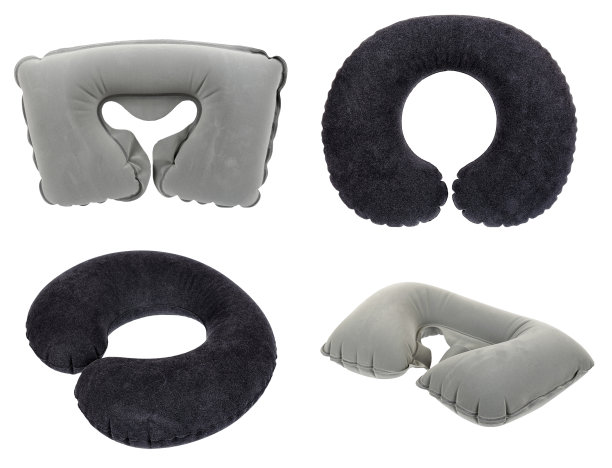 一套不同的充气颈枕舒适旅行，孤立在白色背景。图片下载