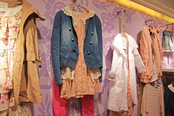 照片拍摄于中国。孩子们鲜艳的衣服挂在儿童服装店的陈列品上图片下载