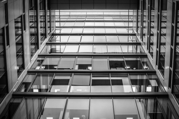 黑白灰色城市商务中心橱窗图片下载