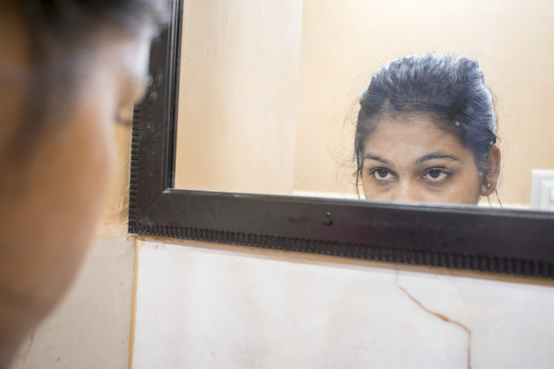 女孩看着镜子图片下载