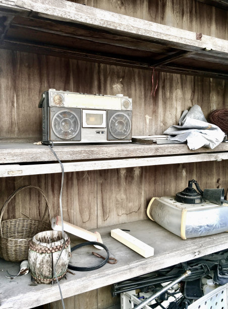 旧木架上的老式收音机图片下载