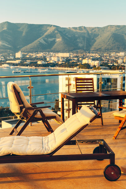 夏季室外阳台与花园家具在城市和日落的背景。豪华公寓度假休闲夏季概念图片下载