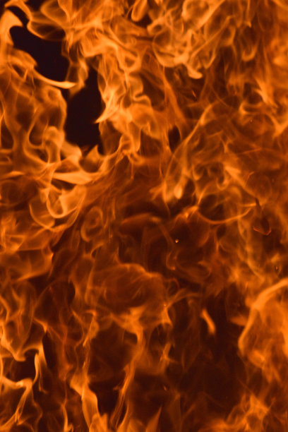 火焰跃入黑夜的黑暗图片下载