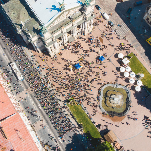 2018年5月20日，乌克兰利沃夫市中心举行利沃夫自行车日活动。鸟瞰图图片下载
