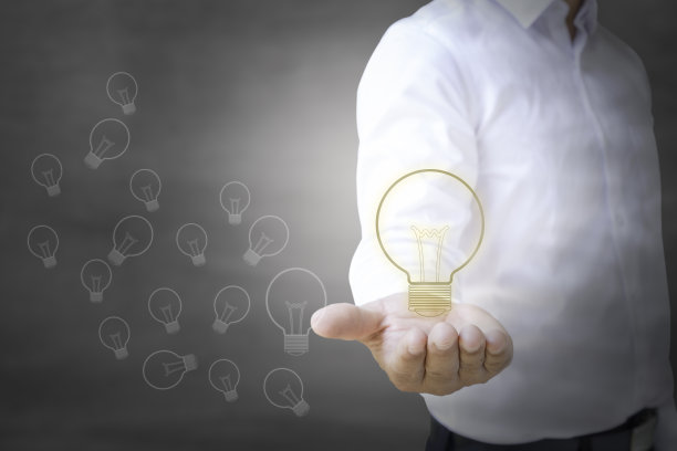 商人手触碰空的虚拟屏幕，现代商业背景概念-可用于蒙太奇您的文字或图片在手指图片下载