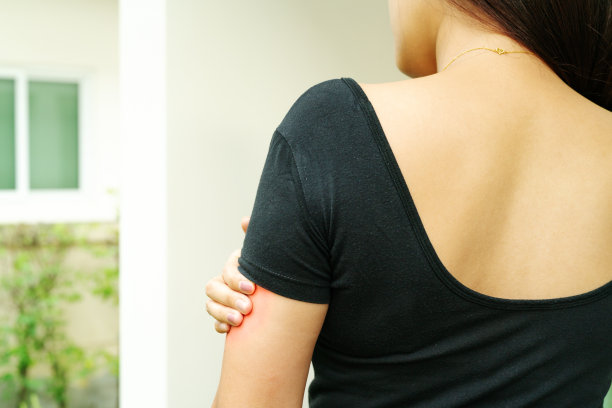 女性手抓手臂痒，保健医学理念。图片下载