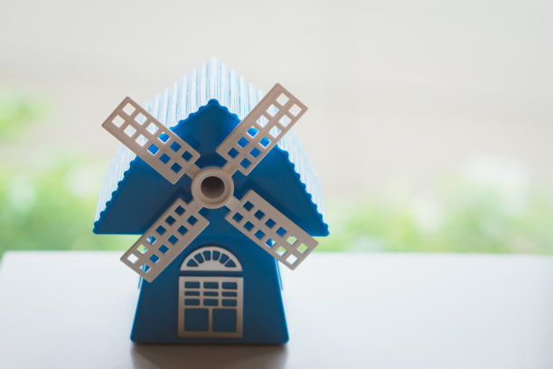 特写微型风力涡轮机蓝房子图片下载