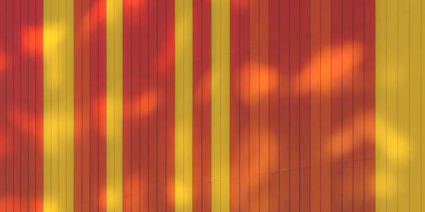 城市建筑概念:鲜艳的红黄墙上的太阳光点图片下载