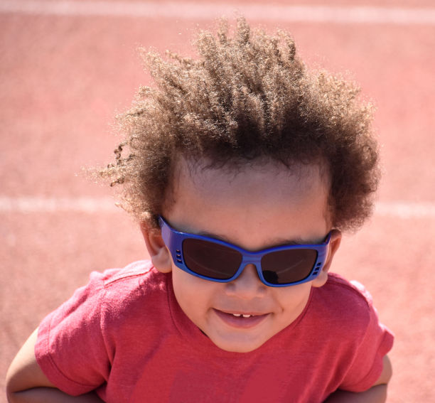 宝宝戴着墨镜图片下载