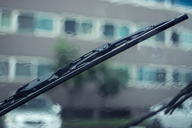 雨刷和水滴。图片下载