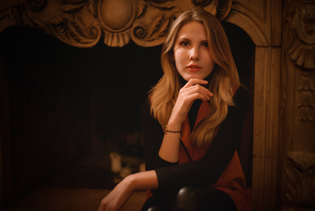 年轻女子的肖像。图片下载